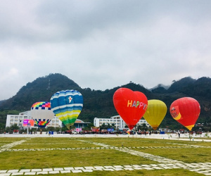 Lễ Valentine, giới trẻ chụp ảnh cưới, thể hiện tình yêu trên khinh khí cầu