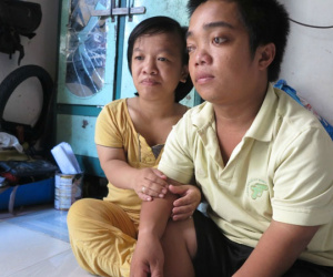 Người mẹ cao 1,1 mét rơi nước mắt khi bác sỹ yêu cầu bỏ con