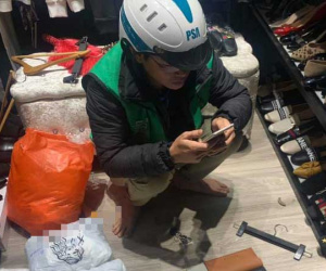 Tranh thủ đi làm sớm để chọn và chụp ảnh ví cho vợ chọn làm quà ngày Valentine, anh shipper khiến chủ shop chạnh lòng