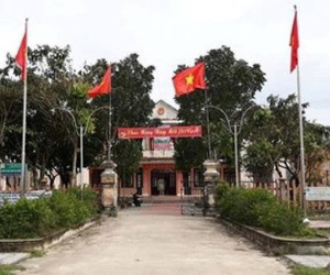 Vụ Phó Chủ tịch xã 'tâm sự' với người đẹp ở bờ đê: Chỉ đứng nói chuyện chứ chưa làm gì!