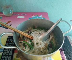 Bị cư dân mạng xúm vào chê bữa ăn khuya nấu cho chồng như 'cám lợn', vợ trẻ tủm tỉm giải thích lý do khiến nhiều người ngỡ ngàng