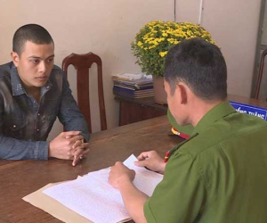 Cho vay nặng lãi rồi xông vào nhà dọa chặt tay
