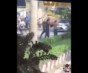 Video: Thẳng tay đánh phụ nữ giữa đường, người đàn ông nhận cái kết bẽ bàng