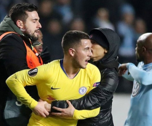 Hazard bênh vực 'fan cuồng' sau sự cố ở trận gặp Malmo