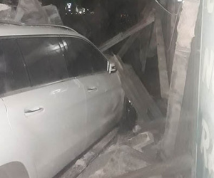 Ôtô húc văng ba người, đâm sập kiốt