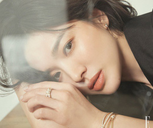 Song Hye Kyo đáp trả tin đồn ly hôn chồng trẻ bằng động thái này