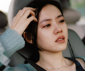 Sững sờ bắt gặp chồng ôm người yêu cũ vào khách sạn, dù đã từng bị đá phũ phàng