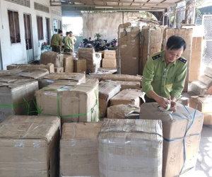 Bắt lô hàng lớn có chứa hàng trăm thùng mỹ phẩm không rõ nguồn gốc
