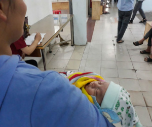 Đọc tin cháu bị bỏ rơi, bà ngoại lên xe đi trong đêm đón về