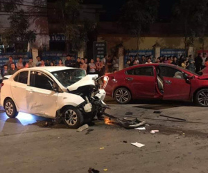 Hai xe ô tô 'đấu đầu' trong đêm, 4 người thương vong