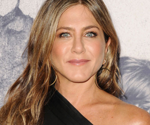 Máy bay riêng của Jennifer Aniston hạ cánh khẩn cấp vì mất lốp