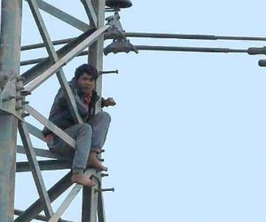 Người đàn ông ngáo đá trèo lên cột điện cao thế ngủ qua đêm