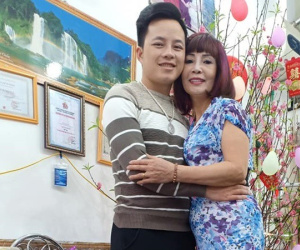 Vợ chồng cô dâu 62 tuổi lại diện áo đôi, khoe hình ảnh tình tứ như chưa hề có tin đồn ly hôn