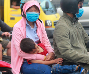 Sài Gòn nắng kinh hoàng sau Tết, người lớn trùm kín như Ninja, trẻ em mệt mỏi gục trên xe
