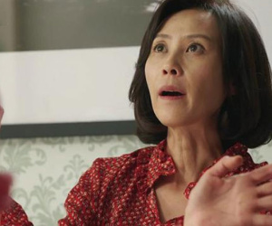 Thấy mẹ chồng lén lút trong phòng ngủ, con dâu phát hiện điều động trời bà đã làm