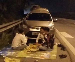 CSGT xử lý nhóm thanh niên ngang nhiên ngồi ăn đêm trên cao tốc Nội Bài - Lào Cai