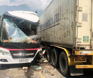 Du khách Hàn Quốc kể phút thoát chết khi ôtô khách húc xe container
