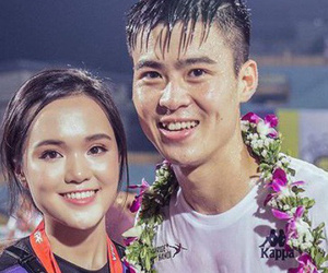 Duy Mạnh sang Trung Quốc thi đấu, Quỳnh Anh ở nhà lo nội trợ đúng chuẩn 'bạn gái nhà người ta'