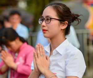 Nhân viên văn phòng tấp nập đến đền Trần trước giờ khai ấn