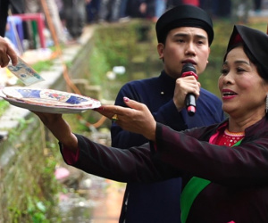 Video: Đến hẹn lại lên, 'ngả nón xin tiền' tiếp tục tái diễn tại hội Lim