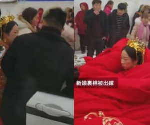 Cô dâu được quấn chăn bông lên xe mui trần ngày cưới