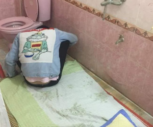 Đã nhậu nhẹt đêm hôm còn liên tục 'gọi huệ', vợ trẻ ân cần trải chăn gối vào nhà vệ sinh cho chồng ngủ khiến cư dân mạng sốc nặng