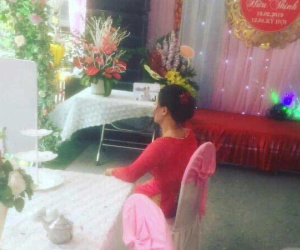 Hình ảnh người mẹ lặng lẽ rơi lệ, chẳng dám tiễn con gái lên xe hoa khiến nhiều người rưng rưng