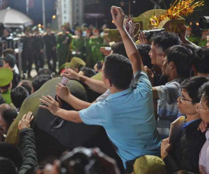 Người dân ném tiền vào kiệu ấn trước giờ khai hội tại Đền Trần