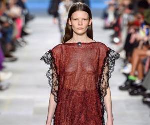Người mẫu của Christopher Kane diễn đồ xuyên thấu không nội y