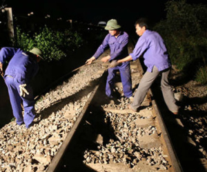 Tàu hàng trật bánh, đường sắt Bắc Nam tê liệt nhiều giờ
