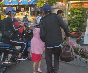 Chuyện ông bố đơn thân bị lừa mất tiền chữa bệnh cho con gái, phải nhặt ve chai đổi vé xe về quê gây xúc động