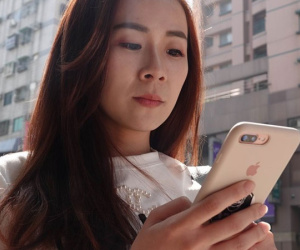 Cô gái trẻ 25 tuổi vô tình làm hỏng đôi mắt của mình trong 2 năm vì thường xuyên nhìn màn hình điện thoại kiểu này