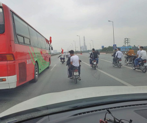 Hàng chục xe máy bất chấp đi vào đường cấm, dàn hàng ngang chặn ô tô chở tân binh để 'tiễn bạn lên đường'