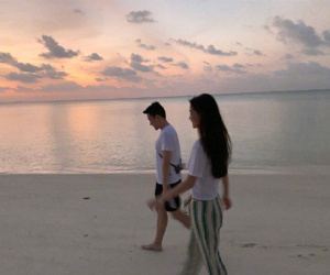 Hé lộ ảnh Angelababy dạo biển cùng người đàn ông lạ mặt, dấy lên tin đồn đã hoàn thành thủ tục ly hôn Huỳnh Hiểu Minh