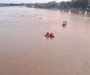 Mặc người đi đường la hét, nam thanh niên vẫn lao xuống sông Sài Gòn