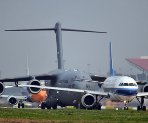'Ngựa thồ' C-17 của Mỹ xếp hàng chờ cất cánh tại Nội Bài