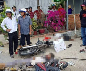 Ôtô lao vào đoàn xe máy đi lễ hội, 8 người thương vong