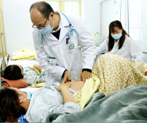 Sau sốt cao, cô gái Hà Nội viêm não nguy kịch do mắc sởi