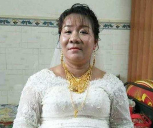 Cô dâu lớn tuổi gây sốt mạng vì đeo vàng trĩu cổ, nhìn sang nhan sắc chú rể ai cũng phải giật mình