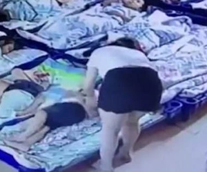 Giáo viên mầm non ngược đãi trẻ em không thương tiếc, lấy kẹp giấy đâm vào người hơn 20 đứa trẻ để bắt ngủ trưa