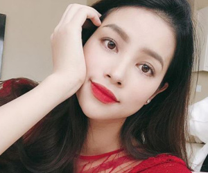 Hoa hậu Phạm Hương khoe ảnh 'hồn nhiên tuổi 13', anti-fan vào 'phản dame' cực gắt