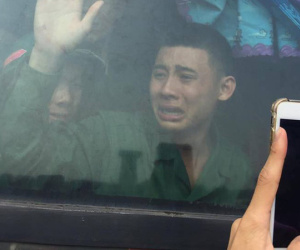 Khoảnh khắc thanh niên mếu máo ngoái nhìn mẹ qua cửa kính ô tô trước khi nhập ngũ khiến nhiều người vừa thương vừa không nhịn được cười