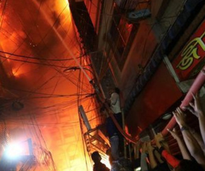 Không chạy được do kẹt xe, gần 70 người chết thảm trong đám cháy