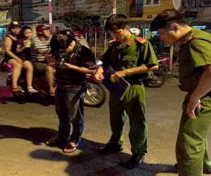 Người phụ nữ ở Sài Gòn bị thanh niên dùng dao đâm vào đầu vì bịch ve chai