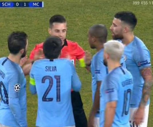 Trận Schalke vs Man City liên tục gây tranh cãi vì VAR