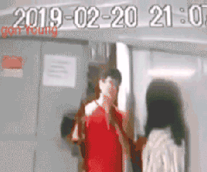 Clip: Nữ sinh đi bộ một mình về khu trọ bất ngờ bị tên biến thái xông tới ôm hôn, sàm sỡ