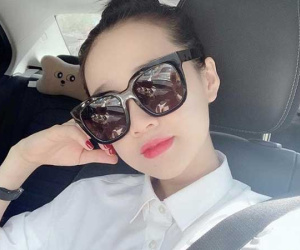 Đăng ảnh xinh tươi bắt đầu một ngày làm việc mới, Nhã Phương bị dân mạng nhắc nhở mới sinh xong đã đi làm