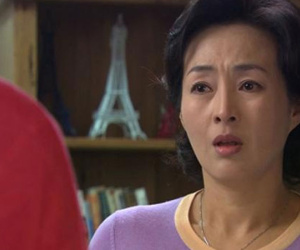 Đọc sớ cúng giải hạn đầu năm của mẹ chồng, tá hỏa khi thấy tên một người