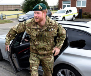 Hoàng tử Harry lẻ bóng một mình khi vợ bầu Meghan tiệc tùng ồn ào ở Mỹ, nhìn gia đình Công nương Kate khác xa một trời một vực