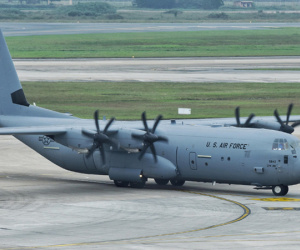 Vận tải cơ C-130 của Mỹ đáp xuống sân bay Nội Bài